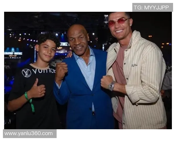 拳王与足球明星同框合影展现运动精神与友谊的精彩瞬间 拳王与足球明星同框合影展现运动精神与友谊的精彩瞬间